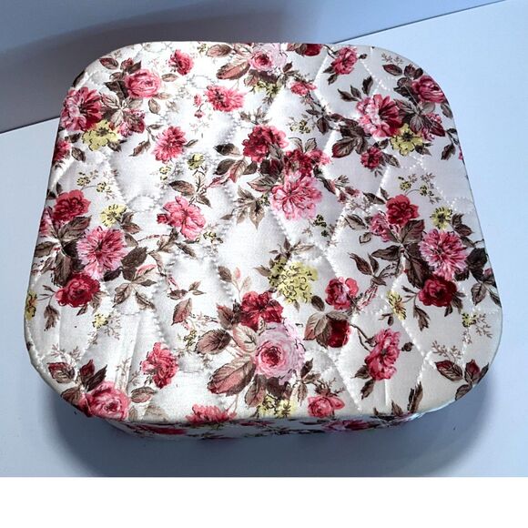 Vintage quilted satin hankie box Shabby Chic pink roses beautiful fabric - Picture 1 of 6